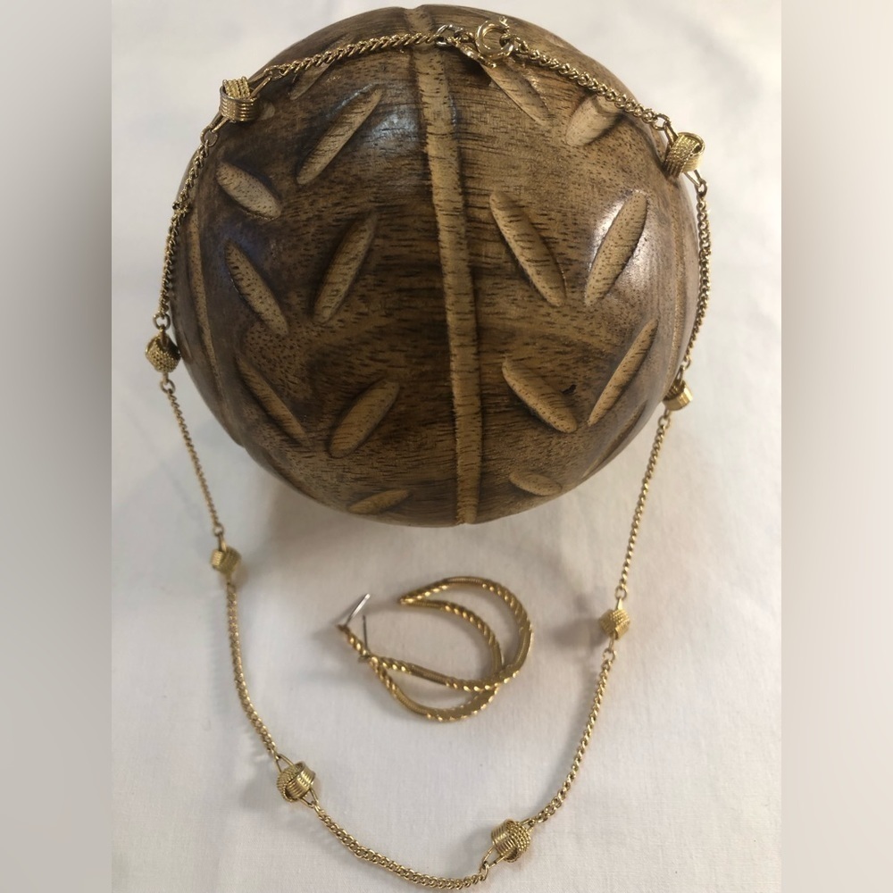 VTG Avon 1970s Love Knots Gold Tone Necklace